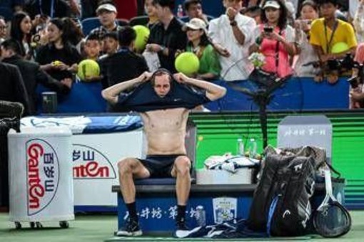 Sinner, infortunio a Shanghai? Jannik zoppica e si ferma nel match contro Griekspoor Sinner, infortunio a Shanghai? Jannik zoppica e si ferma nel match contro Griekspoor