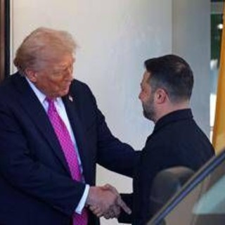 Zelensky e la giacca nera alla Casa Bianca, Trump: "Ha un bel look"
