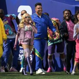 Mondiali, critiche su Madonna: "È in playback". E Brad Pitt tifa Argentina Mondiali, critiche su Madonna: "È in playback". E Brad Pitt tifa Argentina