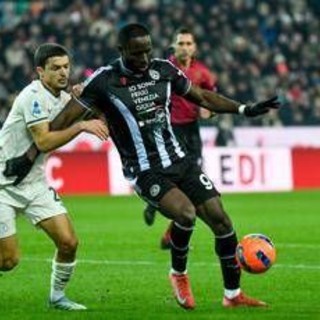 Davis tocca di braccio e segna, il Var convalida il gol: polemiche in Udinese-Lazio Davis tocca di braccio e segna, il Var convalida il gol: polemiche in Udinese-Lazio