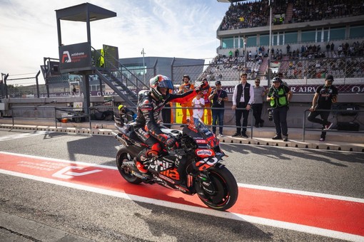 Pole position di Bezzecchi su Alex Marquez a Valencia, Bagnaia 16°