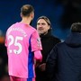 Il portiere finge infortunio? La squadra resta in 10 per 1 minuto, la nuova regola inglese
