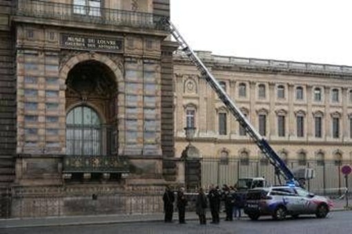 Louvre, il furto da film in 7 minuti. Macron: &quot;Recupereremo i gioielli&quot;