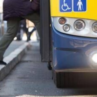 Si incontrano, poi le lascia un biglietto alla fermata del bus: &quot;Ti aspetterò qui ogni domenica&quot;