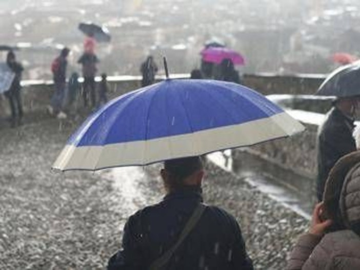 Caldo non dura, in arrivo pioggia e freddo: come cambia meteo in Italia Caldo non dura, in arrivo pioggia e freddo: come cambia meteo in Italia