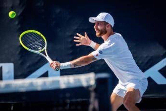 Strappa applausi, chiede scusa e fa la 'Trump dance': lo show di Moutet contro Alcaraz