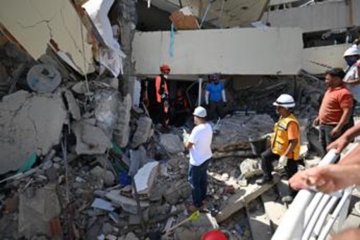 Venezuela, bimbo di 3 anni estratto vivo dalle macerie a sei giorni dal sisma Venezuela, bimbo di 3 anni estratto vivo dalle macerie a sei giorni dal sisma