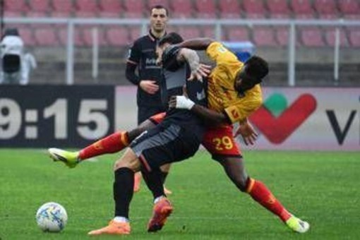 Lecce-Cremonese 2-1: colpo salvezza dei giallorossi, caos e proteste nel finale. Cos'è successo