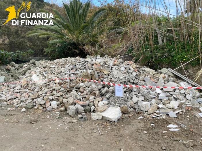 Discarica abusiva di 300 mq a Ischia, sequestri e denunce Discarica abusiva di 300 mq a Ischia, sequestri e denunce