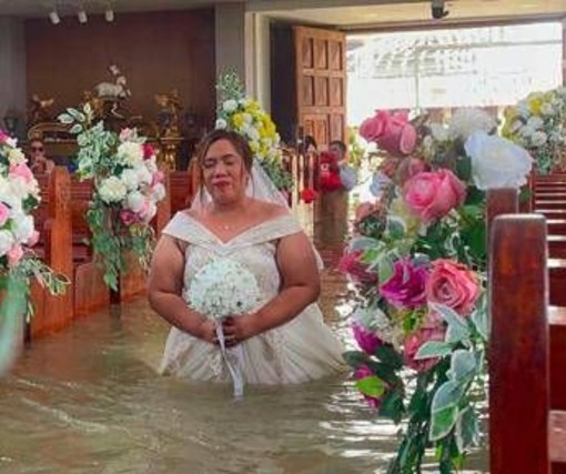 La chiesa è allagata ma il matrimonio 's'ha da fare' La chiesa è allagata ma il matrimonio 's'ha da fare'