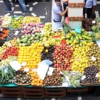 Trump abbassa dazi su carne, banane, caffè e pomodori