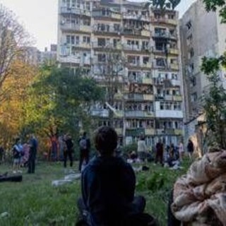 Ucraina, Mosca bombarda Kiev e aree circostanti: 9 morti. Polonia in allerta fa decollare aerei militari