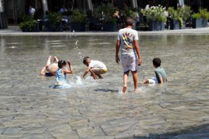 Caldo record, fino a domani 25 città da bollino rosso: quando arriva la svolta Caldo record, fino a domani 25 città da bollino rosso: quando arriva la svolta