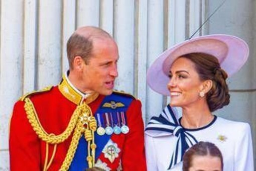 Carlo e Camilla e William e Kate, reali schierati per accogliere Trump a Windsor Carlo e Camilla e William e Kate, reali schierati per accogliere Trump a Windsor