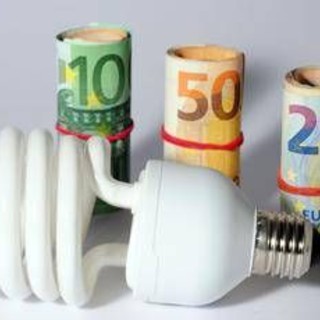 Bollette, carburante e... centri estivi: tutti gli aumenti dell'estate