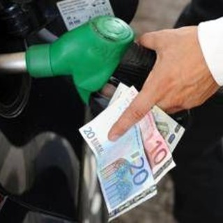 Carburante, prezzi benzina e diesel: prosegue il calo