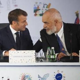 La gaffe di Trump fa ridere Macron e Rama, battute al vertice