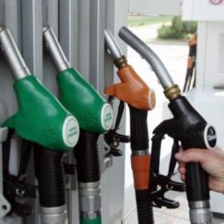 Caro carburanti, nuovo record storico per prezzo diesel: è a 2,246 euro Caro carburanti, nuovo record storico per prezzo diesel: è a 2,246 euro