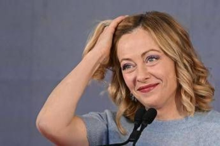 Meloni ai suoi: "Avete lavorato bene, ora riposatevi". Resta il 'mistero' sul regalo Meloni ai suoi: "Avete lavorato bene, ora riposatevi". Resta il 'mistero' sul regalo