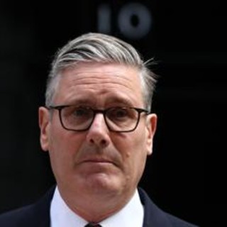 Starmer si commuove: "Torno a fare il marito e il padre" Starmer si commuove: "Torno a fare il marito e il padre"