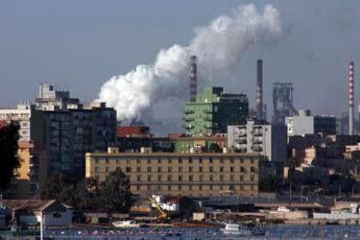 Ex Ilva Taranto, incendio sull'escavatore: operaio scappa e riporta fratture multiple Ex Ilva Taranto, incendio sull'escavatore: operaio scappa e riporta fratture multiple