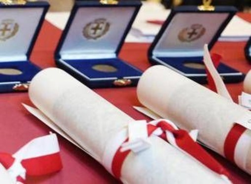 Ambrogini, cerimonia senza contestazioni: standing ovation per poliziotto ferito