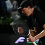 Sinner più forte della pioggia, Medvedev ko in tre set e due giorni: è finale a Roma Sinner più forte della pioggia, Medvedev ko in tre set e due giorni: è finale a Roma