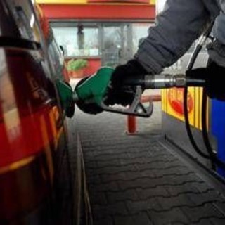 Tregua Iran-Usa e caro carburanti, per il calo dei prezzi bisognerà aspettare