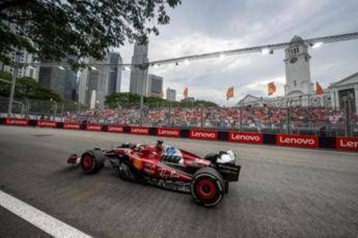 Ferrari, che confusione a Singapore: Leclerc 'spinge' Norris a muro in pit lane