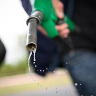 Carburanti, prezzi ancora in salita: benzina a 2,015 euro al litro Carburanti, prezzi ancora in salita: benzina a 2,015 euro al litro