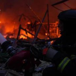 Ucraina, nuovo attacco della Russia: pioggia di missili su Kiev, incendi e feriti nella capitale