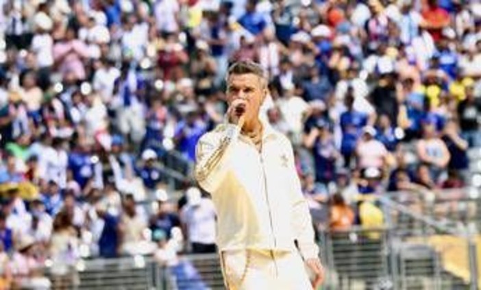 Robbie Williams parla della sindrome di Tourette: "Terrorizzato di andare in tour"