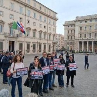 Flash mob +Europa contro Orban a Palazzo Chigi: "Dittatore con i soldi nostri"