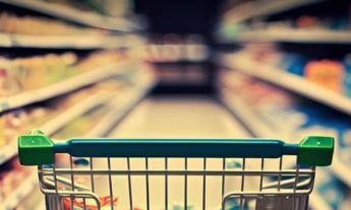 Licenziato per il test del carrello e reintegrato, cassiere sceglie il risarcimento