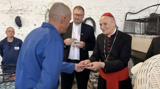 Il cardinale Zuppi in missione in Ucraina: «Finisca presto la guerra» Il cardinale Zuppi in missione in Ucraina: «Finisca presto la guerra»