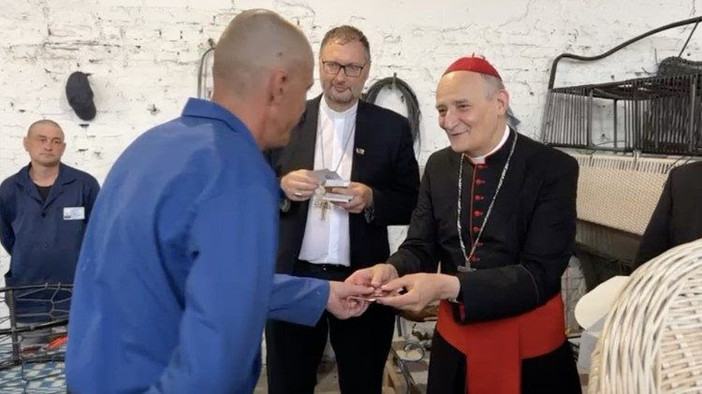 Il cardinale Zuppi in missione in Ucraina: «Finisca presto la guerra» Il cardinale Zuppi in missione in Ucraina: «Finisca presto la guerra»